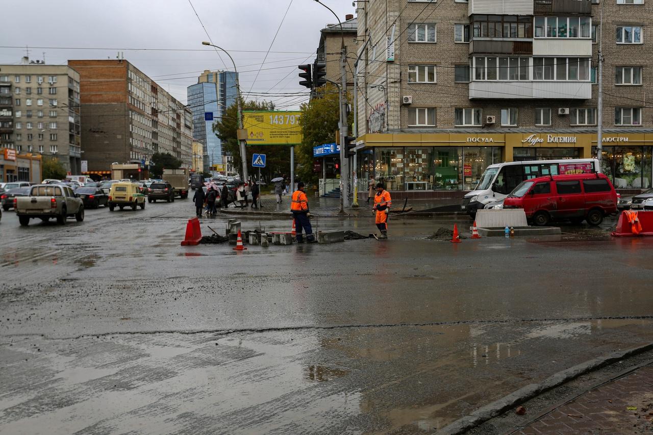 Фото «Заколебали эти пробки 24/7»: водители и пешеходы проклинают перекопанные из-за ремонта улицы Новосибирска 2